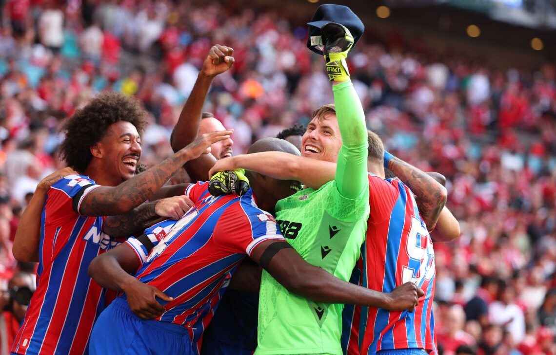 গোলরক্ষক ডিন হেন্ডারসনকে ঘিরে সতীর্থদের উল্লাস