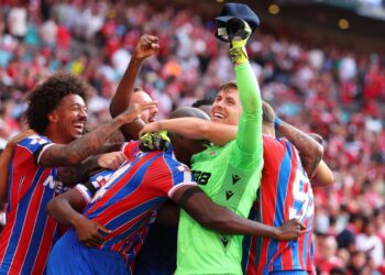 গোলরক্ষক ডিন হেন্ডারসনকে ঘিরে সতীর্থদের উল্লাস