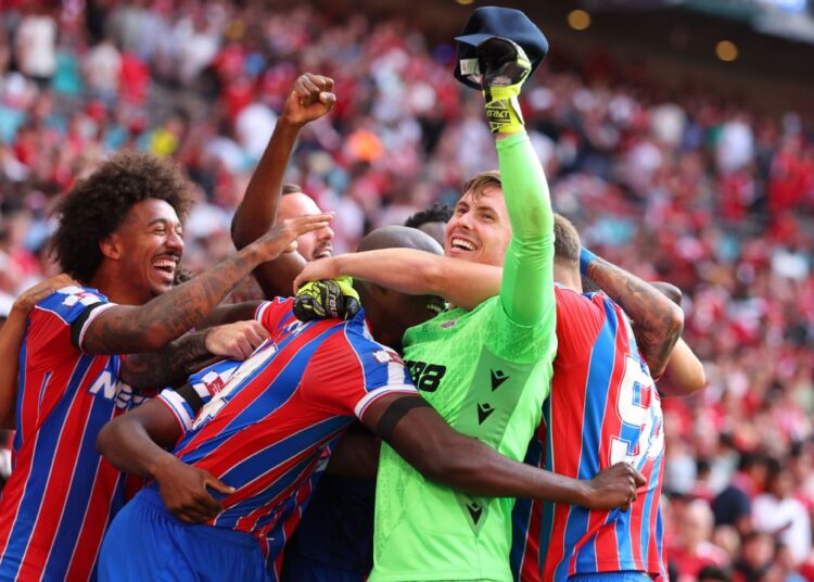 গোলরক্ষক ডিন হেন্ডারসনকে ঘিরে সতীর্থদের উল্লাস