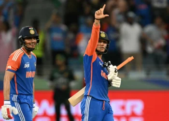 ৩৯ বলে দলের পক্ষে সর্বোচ্চ ৭৪ রান করেন অভিষেক শর্মা।