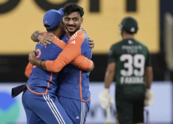 নিজের প্রথম দুই ওভারে যথাক্রমে ফখর জামান ও সালমান আঘাকে আউট করে অক্সার প্যাটেল।