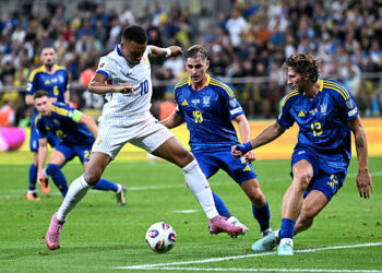 পোল্যান্ডের রোকলায় তারজিনস্কি এরিনায় ইউক্রেন এবং ফ্রান্সের মধ্যে ফিফা বিশ্বকাপ ২০২৬ বাছাইপর্বের খেলা চলাকালীন ফ্রান্সের কিলিয়ান এমবাপ্পেকে আটকানোর চেষ্টা করছেন ইউক্রেনের ইলিয়া জাবারনি এবং ইয়েরমোলিউক (ছবি: গেটি ইমেজেস)।