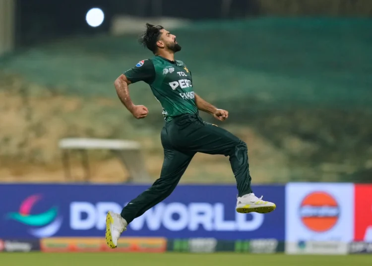 বোলিংয়ে দুই উইকেট নেয়ার পর ব্যাট হাতেও ঝলক দেখিয়েছেন হুসাইন তালাত।