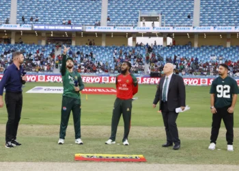 টস জিতে সালমান আগার দলের বিপক্ষে বোলিং করার সিদ্ধান্ত নেন জাকের আলী অনিক