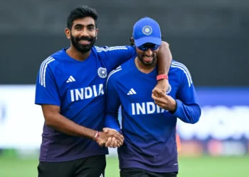 তিলক ভার্মার সাথে হাস্যোজ্জ্বল জসপ্রিত বুমরাহ। যদিও এই ম্যাচে খেলছেন না ভারতীয় পেসার।