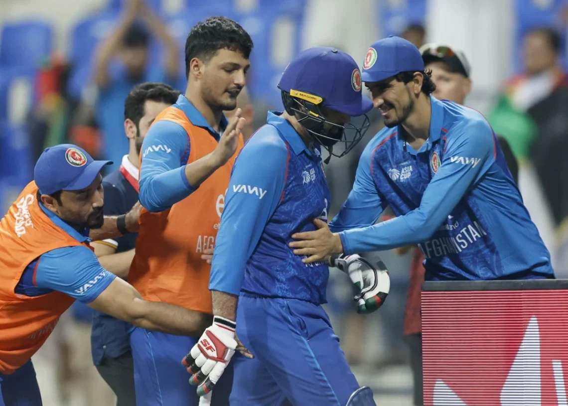 ২২ বলে ৬০ রানের ইনিংসের পর মোহাম্মদ নবীকে সতীর্থ খেলোয়াড়দের অভিনন্দন।