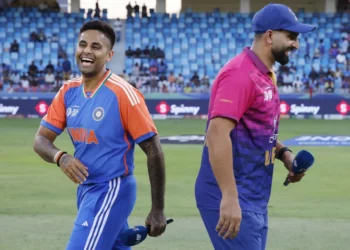 টসের সময় হাস্যেজ্জ্বল ভারতের সূর্যকুমার যাদব ও আরব আমিরাতের মোহাম্মদ ওয়াসিম।