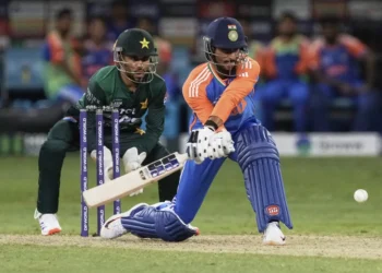 ৩১ রানের পথে তিলক ভার্মার একটি রিভার্স সুইপ।