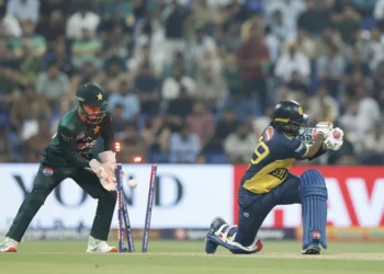 আবরার আহমেদের ওভারে স্লগিং করতে গিয়ে বোল্ড হন ওয়ানিন্দু হাসারাঙ্গা।