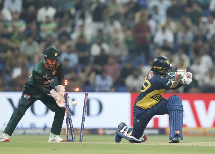 আবরার আহমেদের ওভারে স্লগিং করতে গিয়ে বোল্ড হন ওয়ানিন্দু হাসারাঙ্গা।