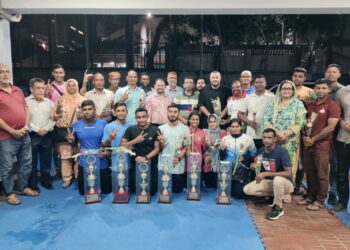 ভারতের মুর্শিদাবাদের ভাগীরথী নদীতে ৭৯তম বিশ্ব দূরপাল্লা সাঁতারে অংশ নেয়া বাংলাদেশের সাঁতার দল।