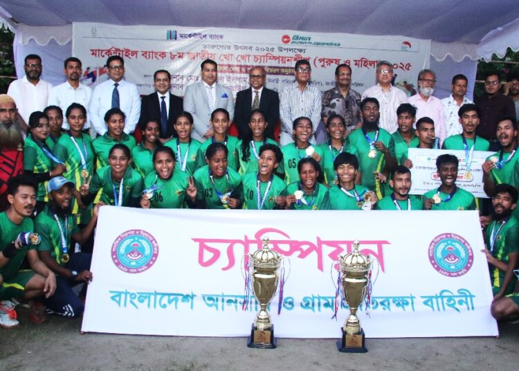 চ্যাম্পিয়ন ট্রফি নিয়ে আনসারের খেলোয়াড়দের ফটোসেশন।