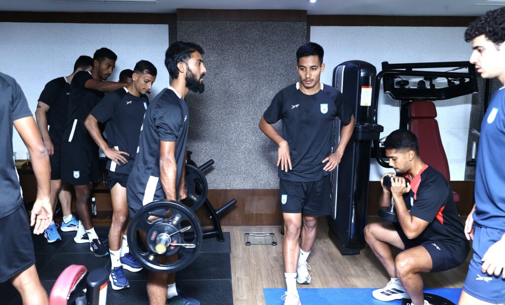 অবরুদ্ধ নেপালের টিম হোটেল জিম সেশন করেছে ফুটবল দল