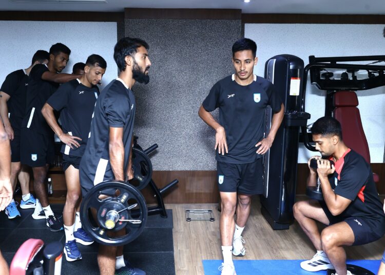 অবরুদ্ধ নেপালের টিম হোটেল জিম সেশন করেছে ফুটবল দল