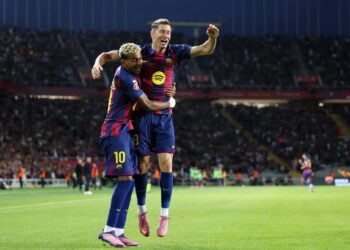 গোলের পর লামিনে ইয়ামালের সঙ্গে রবার্ট লেফানদোভস্তি