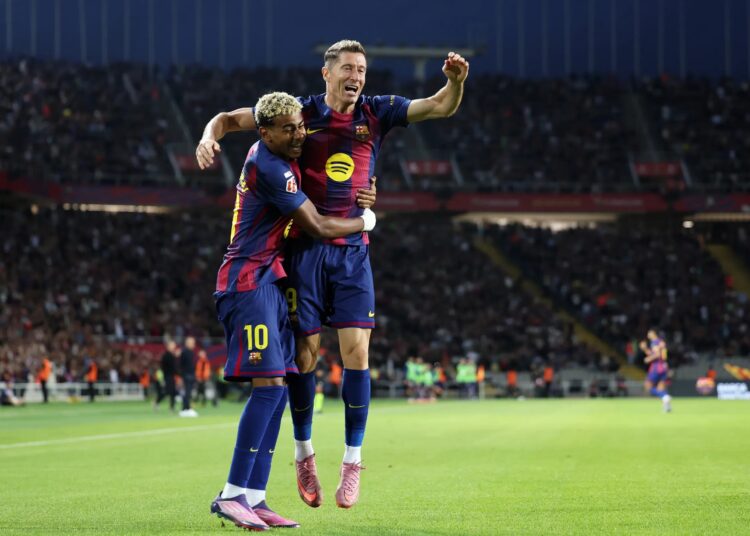 গোলের পর লামিনে ইয়ামালের সঙ্গে রবার্ট লেফানদোভস্তি