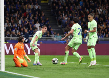 MILAN, ITALY - MAY 06: Dani Olmo of FC Barcelona celebrates with teammates Eric Garcia and Raphinha after scoring his team's second goal against Yann Sommer of FC Internazionale during the UEFA Champions League 2024/25 Semi Final Second Leg match between FC Internazionale Milano and FC Barcelona at Giuseppe Meazza Stadium on May 06, 2025 in Milan, Italy. (Photo by Carl Recine/Getty Images)