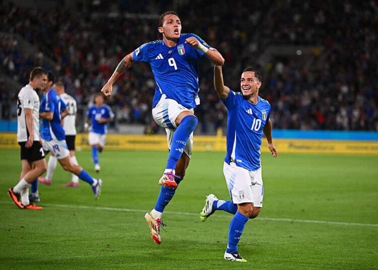BERGAMO, ITALY - SEPTEMBER 05: Mateo Retegui of Italy celebrates with teammates after scoring his team's second goal during the FIFA World Cup 2026 qualifier match between Italy and Estonia at Stadio di Bergamo on September 05, 2025 in Bergamo, Italy. (Photo by Mattia Ozbot/Getty Images)