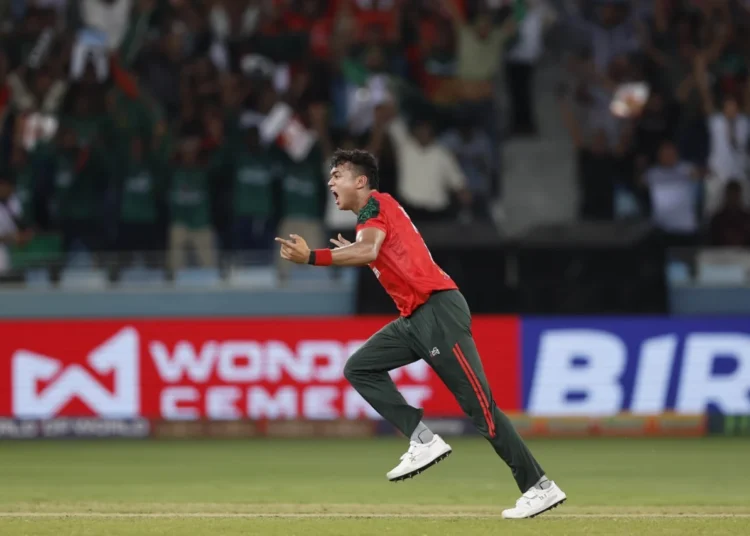 সাহিবজাদা ফারহানকে আউট করে টি-টোয়েন্টিতে ১০০তম উইকেট পেলেন তাসকিন আহমেদ।