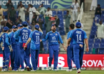 হংকংয়ের এক ব্যাটসম্যান আউটের পর সতীর্থদের সাথে উল্লাস করছেন অধিনায়ক রশিদ খান।