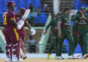 টাইগারদের বিপক্ষে তিনটি করে ওয়ানডে ও টি-টোয়েন্টি ম্যাচে খেলতে আগামী মাসে বাংলাদেশে আসছে ওয়েস্ট ইন্ডিজ দল। অক্টোবরের ১৫ তারিখ ক্যারিবিয়ান ক্রিকেটারদের বাংলাদেশে পা রাখার কথা রয়েছে। এরপর মাঠে গড়াবে দুই দলের সিরিজ। সাদা বলের সিরিজ দুটি শুরু হবে ১৮ অক্টোবর, শেষ হবে ১ নভেম্বর। সফরে ওয়ানডে ফরম্যাট দিয়ে সিরিজ শুরু করবে দুই দল। তিনটি ওয়ানডের মধ্যে দুটি অনুষ্ঠিত হবে সিলেট আন্তর্জাতিক স্টেডিয়ামে। বাকি একটি ওয়ানডে ও একটি টি-টোয়েন্টি ম্যাচ চট্টগ্রামের মাটিতে অনুষ্ঠিত হবে। সবশেষ দুই টি-টোয়েন্টি ম্যাচ অনুষ্ঠিত হবে মিরপুর শের-ই-বাংলা ক্রিকেট স্টেডিয়ামে। সবশেষ গত বছরের শেষ দিকে ওয়েস্ট ইন্ডিজের বিপক্ষে সিরিজে মুখোমুখি হয়েছিল। ক্যারিবিয়ানদের মাটিতে অনুষ্ঠিত সেই তিন ম্যাচের টি-টোয়েন্টি সিরিজে ওয়েস্ট ইন্ডিজকে প্রথমবারের মতো হোয়াইটওয়াশ করেছিল টাইগাররা। যার মাধ্যমে ২০১২ সালে আয়ারল্যান্ডের পর প্রথমবার তিন ম্যাচের টি-টোয়েন্টি সিরিজে প্রতিপক্ষকে তাদের মাঠে ধবলধোলাইয়ের স্বাদ পায় বাংলাদেশ। অবশ্য সেই সফরে ওয়ানডে সিরিজে উল্টো হোয়াইটওয়াশ হয়েছিল বাংলাদেশ দল। এর আগে দুই ম্যাচের টেস্ট সিরিজ ১-১ ব্যবধানে ড্র হয়। এদিকে অক্টোবরের প্রথম সপ্তাহেই অনুষ্ঠিত হবে বাংলাদেশ ক্রিকেট বোর্ডের (বিসিবি) নির্বাচন। জাতীয় নির্বাচনের ডামাডোলে কিছুটা আড়ালেই পড়ে গিয়েছিল এই নির্বাচন। অক্টোবরের প্রথম সপ্তাহে নির্বাচন অনুষ্ঠিত হবে। আনুমানিক ৪ অক্টোবর হতে পারে এটি।