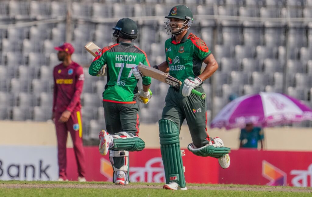 নিজেরে মাঠে ব্যাটিং ব্যর্থতায় ২০৭ রানে গুটিয়ে গেল বাংলাদেশ
