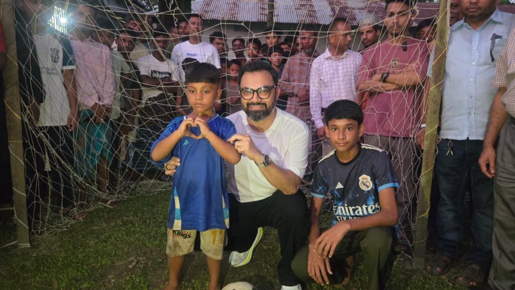 সুনামগঞ্জের দুই ফুটবলারের সঙ্গে জাতীয় দলের সাবেক অধিনায়ক আমিনুল হক।