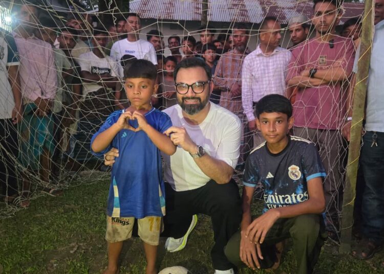 সুনামগঞ্জের দুই ফুটবলারের সঙ্গে জাতীয় দলের সাবেক অধিনায়ক আমিনুল হক।