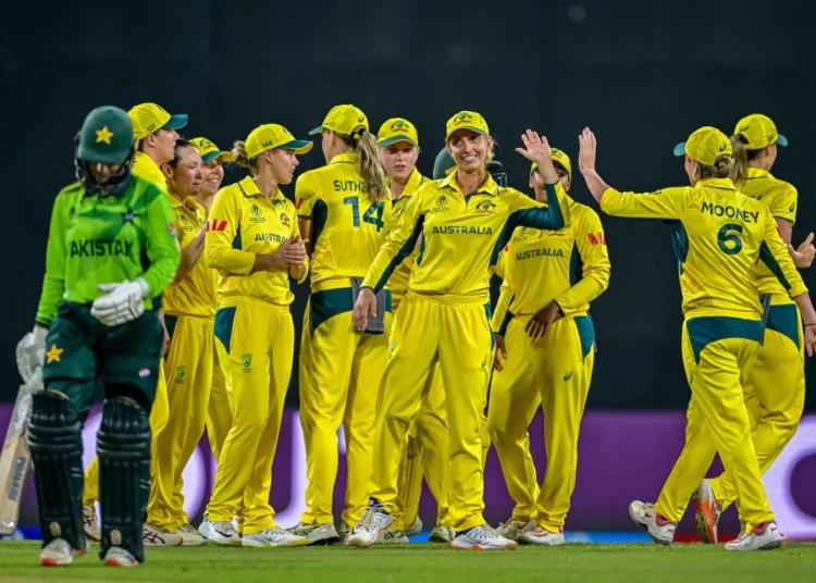 অ্যাশলে গার্ডনারের বলে ৩৫ রান করে আউট হন সিদরা আমিন।