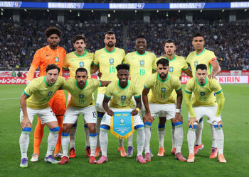 ১৪ অক্টোবর, ২০২৫। জাপানের টোকিওর চোফুতে স্বাগতিক দলের বিপক্ষে খেলার আগে ব্রাজিলের জাতীয় ফুটবল দলের খেলোয়াড়রা। (ছবি: গেটি ইমেজেস)