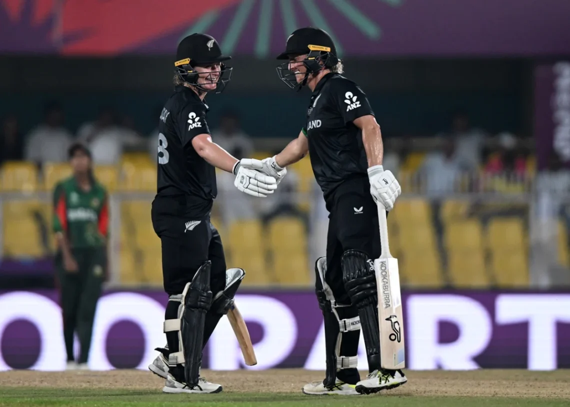৩৮ রানে তৃতীয় উইকেট হারানোর পর নিউজিল্যান্ডকে শতরানের জুটি উপহার দেন ব্রুক হ্যালিডে ও সোফি ডিভাইন।