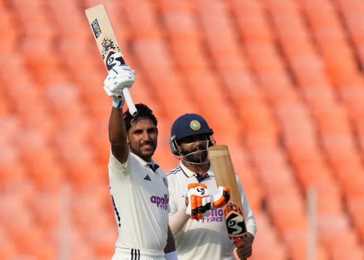 রবীন্দ্র জাদেজাকে পাশে রেখে সেঞ্চুরি উদযাপন করছেন ধ্রুব জুরেল ।