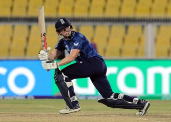 দলীয় ২৯ রানে ২ উইকেট হারালেও  নাইটের ব্যাটে সহজ জয় তুলে নেয় ইংল্যান্ড