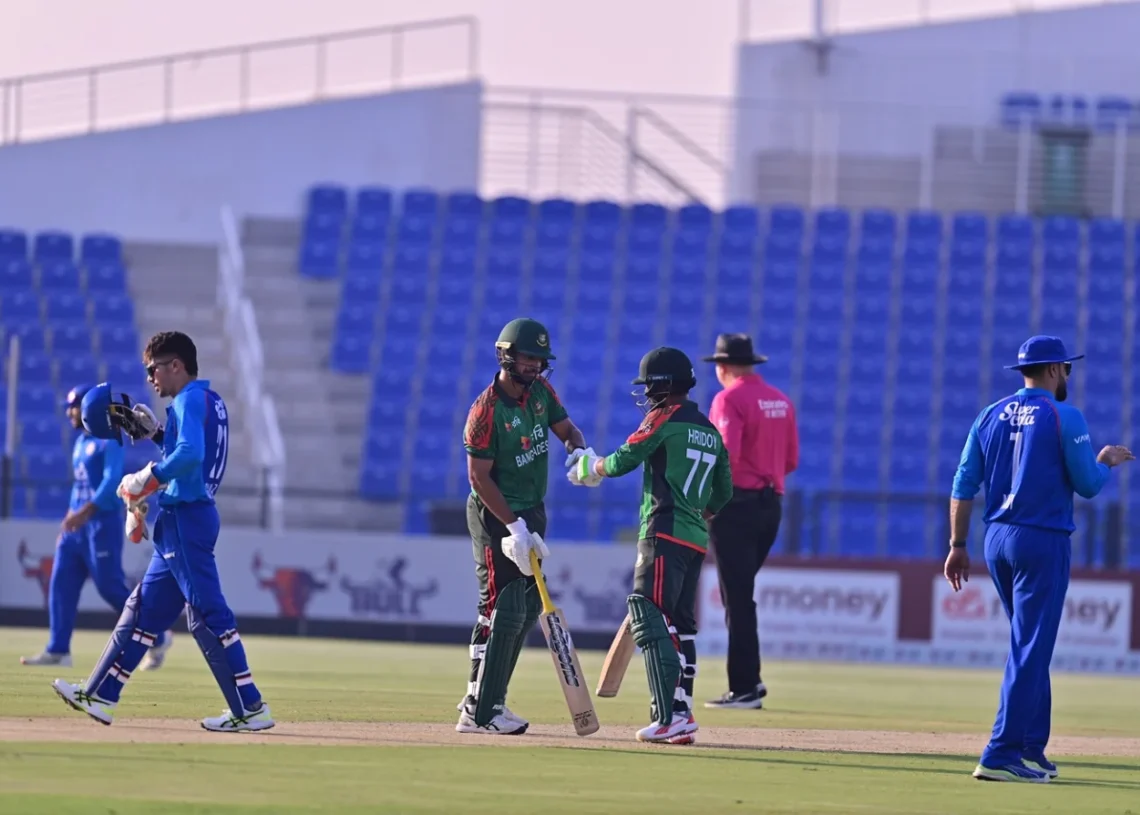 মেহেদী মিরাজ ও তাওহীদ হৃদয়ের হাফ সেঞ্চুরিতে বিপর্যয় কাটায় বাংলাদেশ।