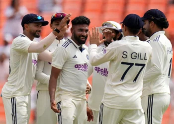 ক্যারিবীয়দের প্রথম ইনিংসে চার উইকেট তুলে নিয়েছেন মোহাম্মদ সিরাজ।