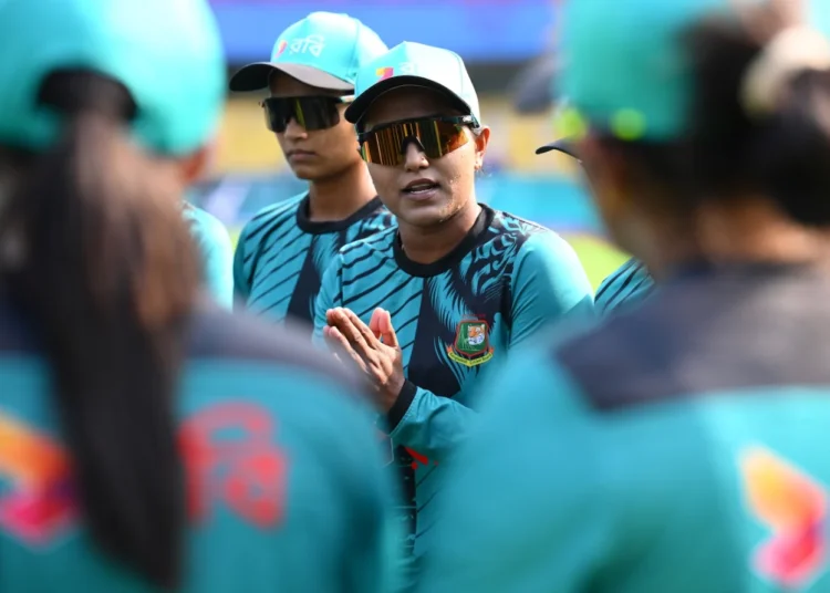 ফিল্ডিংয়ে নামার আগে খেলোয়াড়দের সাথে কথা বলছেন অধিনায়ক নিগার সুলতানা জ্যোতি।