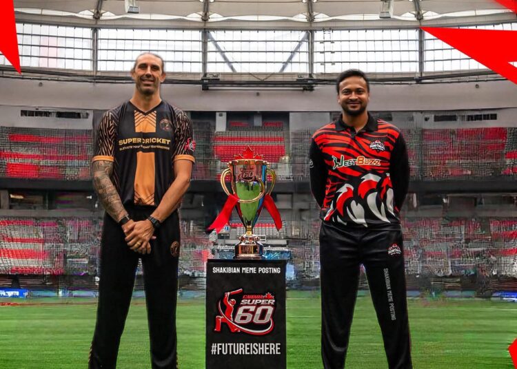 ফাইনালপূর্ব ট্রফির ফটোসেশনে সাকিব আল হাসান ও ডেভিড উইজে।