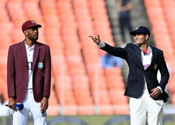 শুভমান গিল টসের মুদ্রা নিক্ষেপের সময় তার দিকে তাকিয়ে আছেন রোস্টন চেজ।