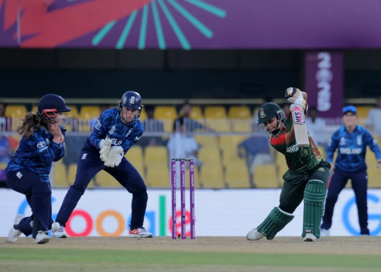 দলের পক্ষে একাই লড়াই করে ক্যারিয়ারের প্রথম হাফ সেঞ্চুরি তুলে নেন সোবহানা মোস্তারি।