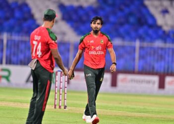 আফগানিস্তানের ৯ উইকেটের ৬টি নিয়েছেন পেসাররা।