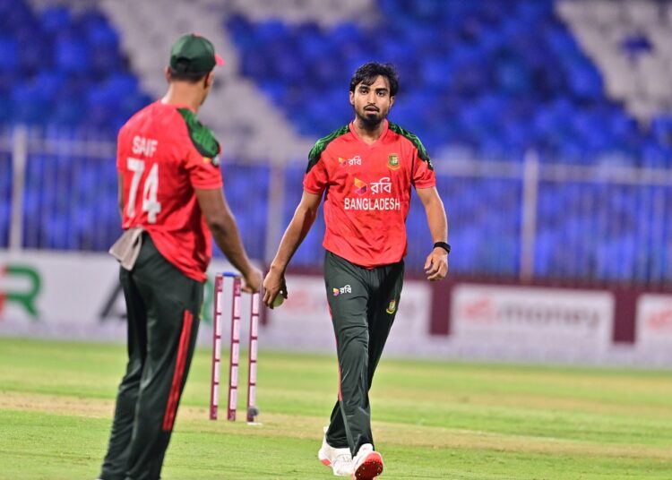 আফগানিস্তানের ৯ উইকেটের ৬টি নিয়েছেন পেসাররা।