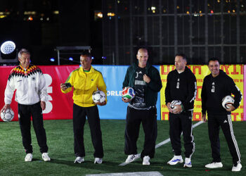 নিউইয়র্কের ব্রুকলিন ব্রিজ পার্কে ২০২৬ বিশ্বকাপের ম্যাচ বল "ট্রাইওন্ডা"র আনুষ্ঠানিক উদ্বোধন করেন ইয়ুর্গেন ক্লিন্সম্যান, কাফু, আলেসান্দ্রো দেল পিয়েরো, জিনেদিন জিদান এবং জাভি হার্নান্দেজ  (ছবি:গেটি ইমেজেস)