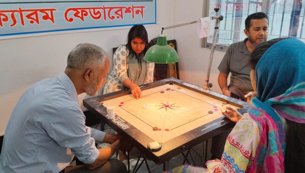 ক্যারম প্রতিযোগিতায় অংশ নেয়া দুই নারী খেলোয়াড়