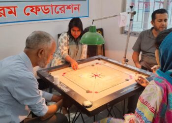 ক্যারম প্রতিযোগিতায় অংশ নেয়া দুই নারী খেলোয়াড়