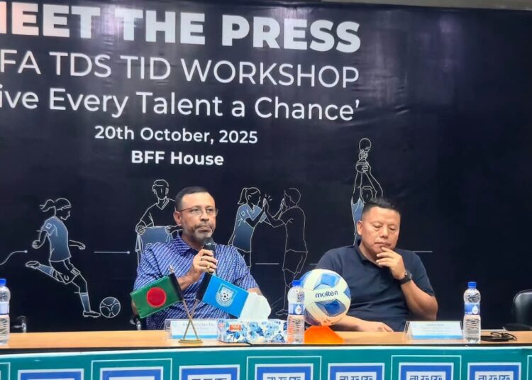 ৩২ কোচকে প্রশিক্ষণ দিচ্ছে ফিফা