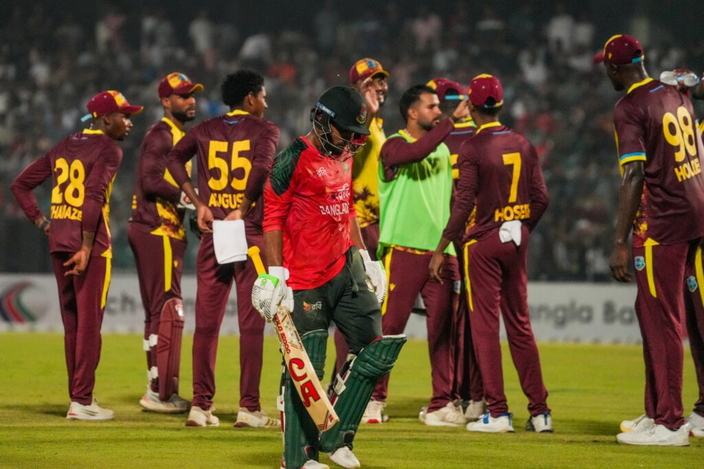 পুরো ম্যাচে এভাবেই আউট হয়ে মাথা নীচু করে ফিরে গেছেন বাংলাদেশ দলের ব্যাটাররা