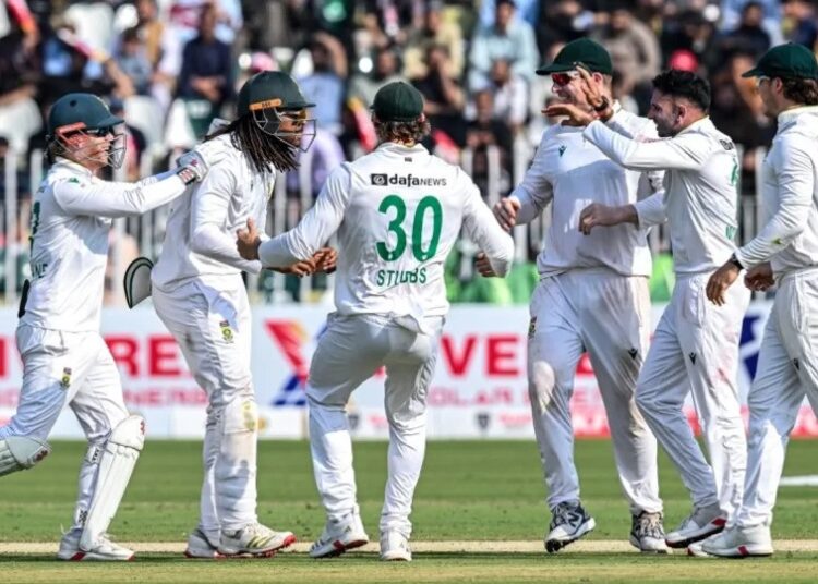 উইকেট শিকারের পর কেশব মহারাজকে ঘিরে প্রোটিয়াদের উৎসব