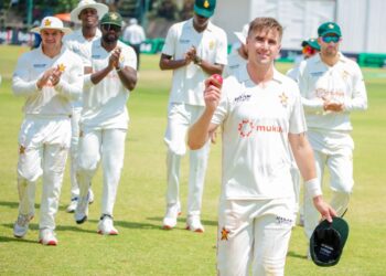 পাঁচ উইকেট নেওয়া ব্রাড ইভান্স