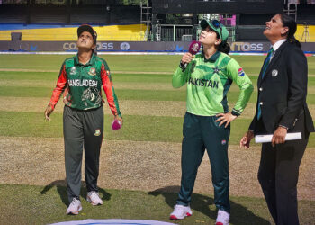 শুরুতেই পাকিস্তান শিবিরে মারুফার জোড়া আঘাত