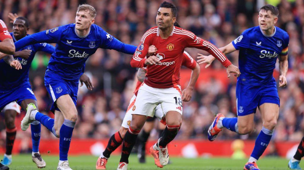 এভারটনের কাছে হতভম্ব ম্যানইউ - লাল কার্ডের পর ম্যাচ উল্টো দিকে